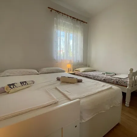 Holiday home Kuca Za Odmor Lara
