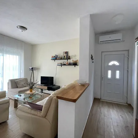 Kuca Za Odmor Lara Holiday home *
